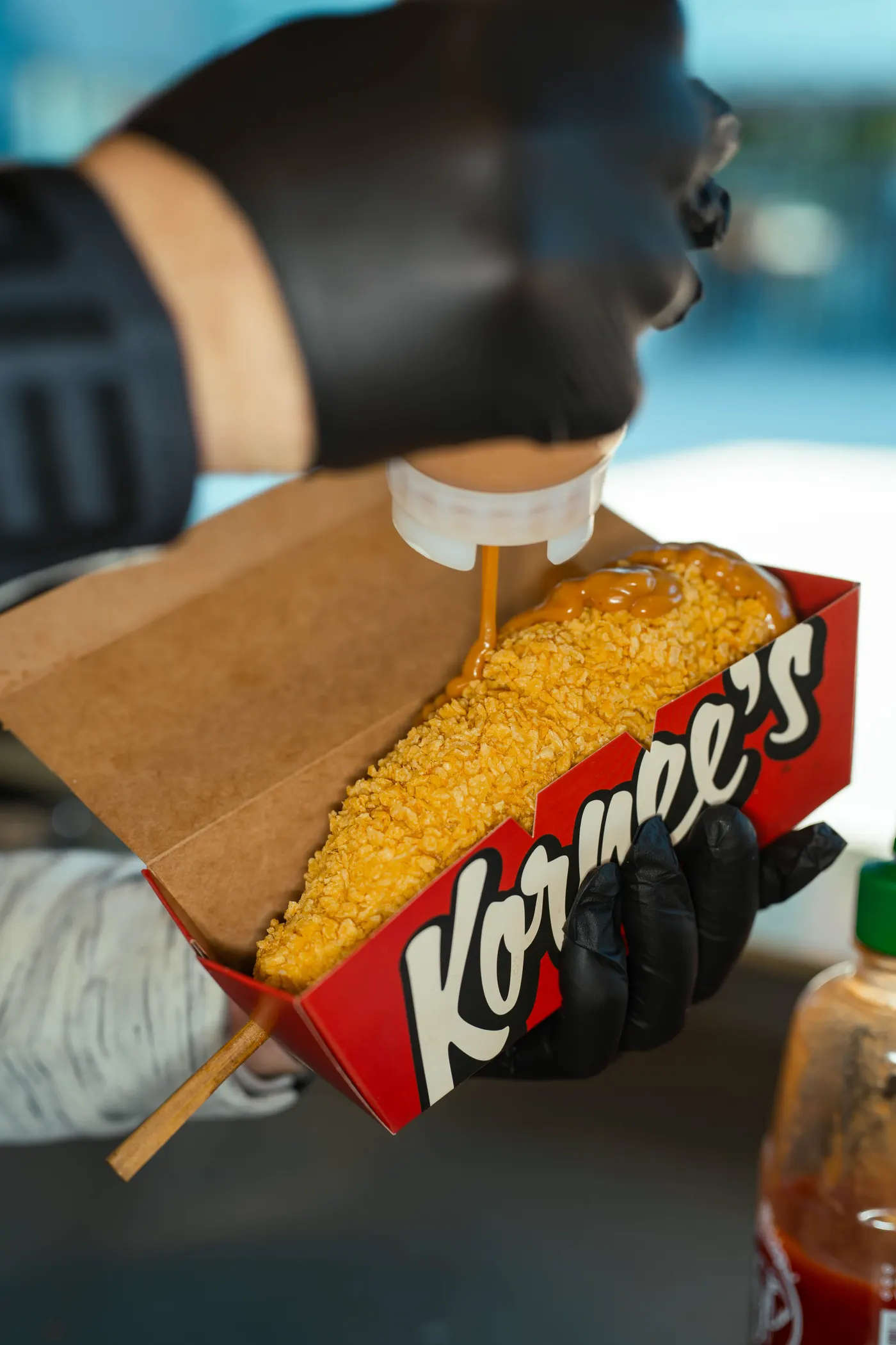 Corndog s omáčkou v boxu